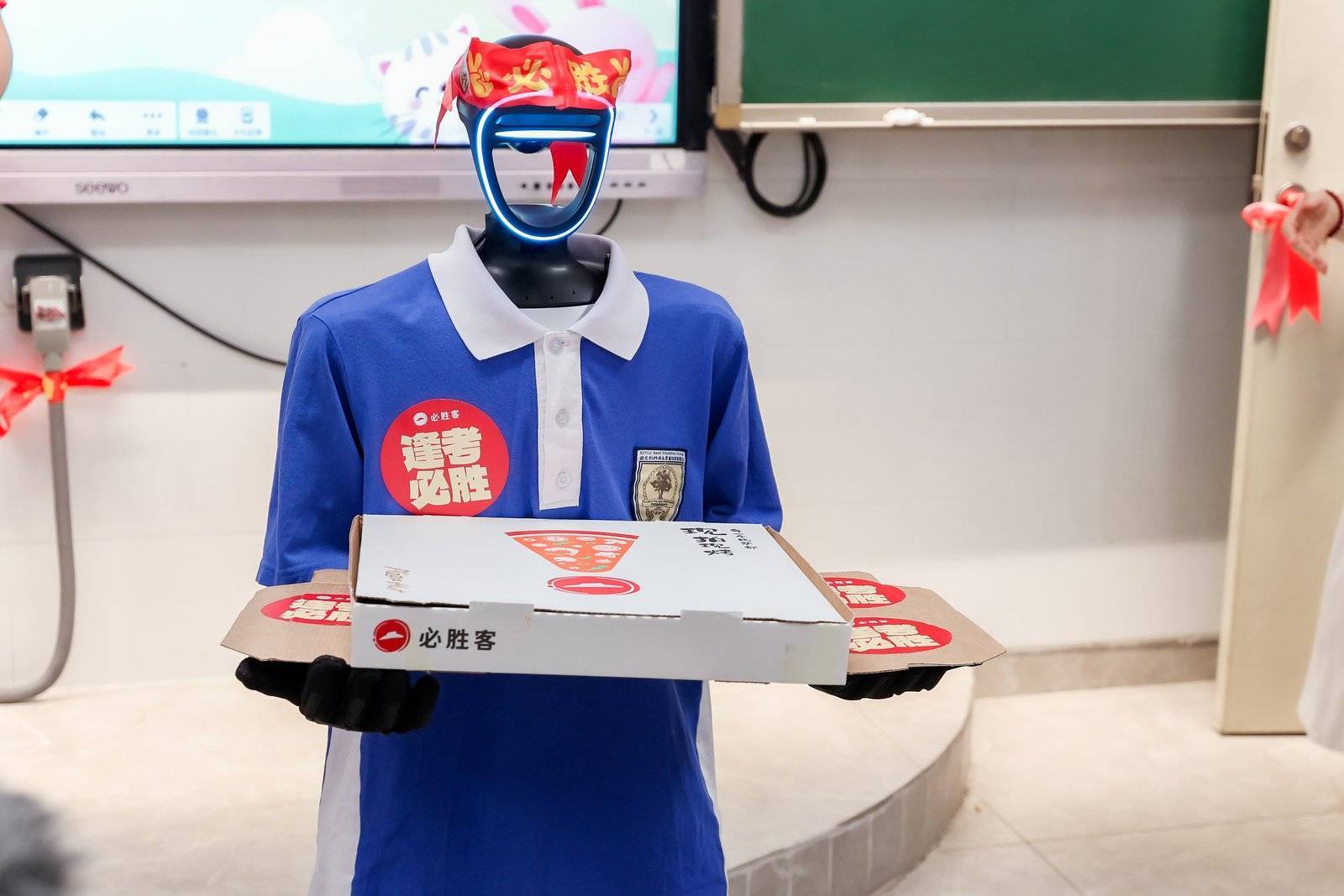 校长携机器人“学长“送比萨,祝福高考生”逢考必胜“