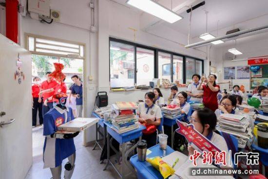 深圳一校长携机器人“学长”送比萨祝福高考生