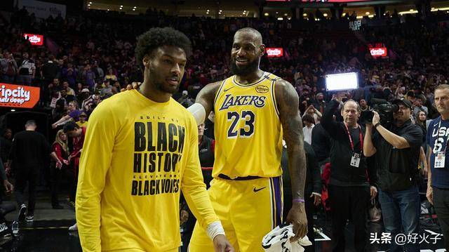 不愧是一家人，湖人队勒布朗詹姆斯一家人获得同款纹身