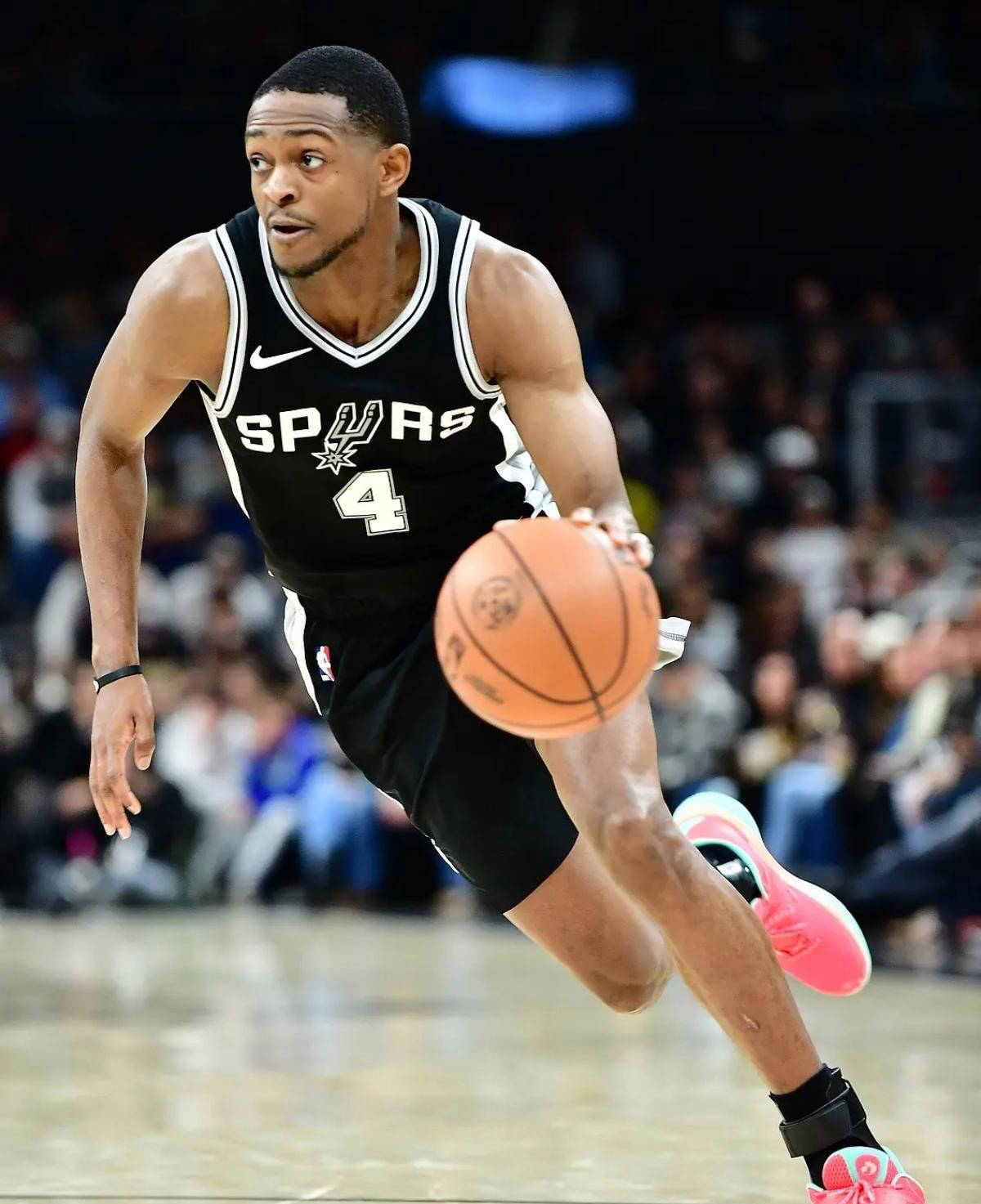 圣安东尼奥马刺续约达龙福克斯,获得嘉奖229亿美元合同资格